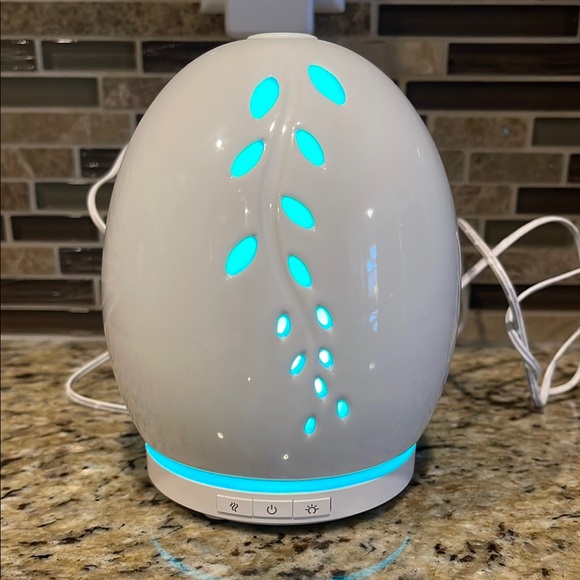 Elegant White Color Changing Aroma Diffuser - Picture 6 of 14